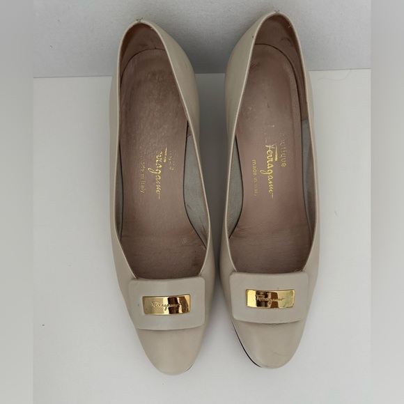 Salvatore Ferragamo Boutique Made in Italy Cream Heeled Loafers Size 8 - Picture 4 of 16